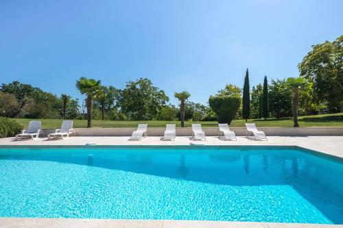Clairac Chateau Sleeps 15 With Pool And Wifi