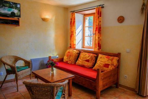 La Farigoule Charming Stone House With Shared Pool In Provence