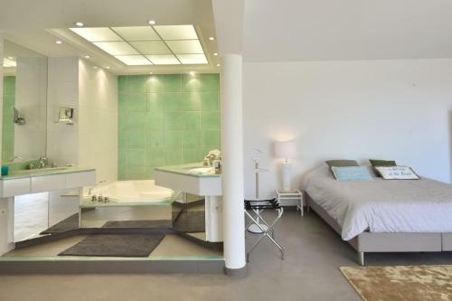 Panoramic View - Architect-designed Villa With Swimming Pool