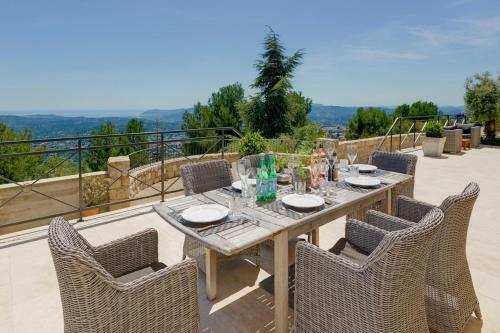 Grasse Villa Sleeps 8 With Pool And Air Con