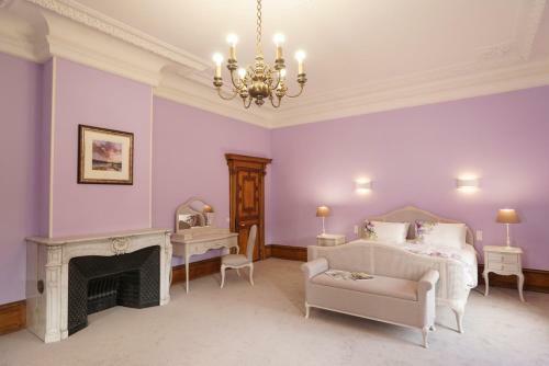 Hallines Chateau Sleeps 26 Wifi