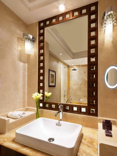 Al Bustan Palace, A Ritz-carlton Hotel
