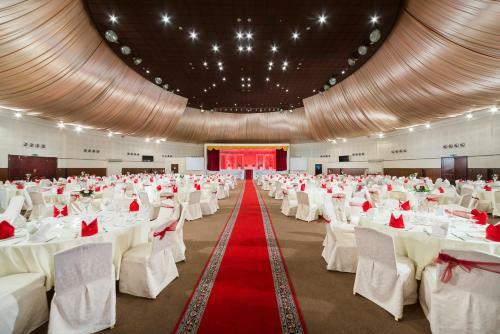 Al Falaj Hotel