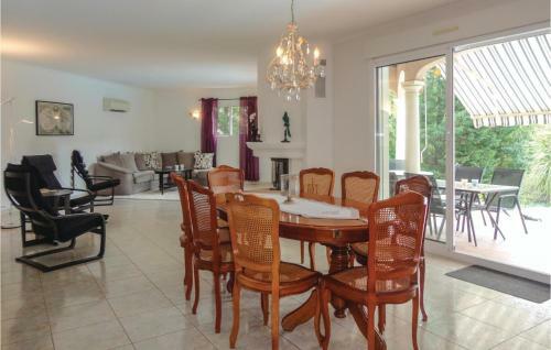 Four-bedroom Holiday Home In Lamalou Les Bains