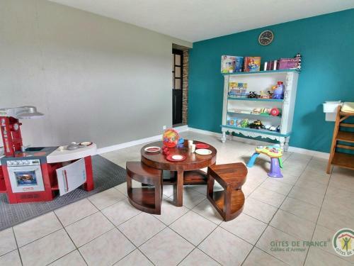 G�te Lanrelas, 4 Pi�ces, 6 Personnes - Fr-1-536-112