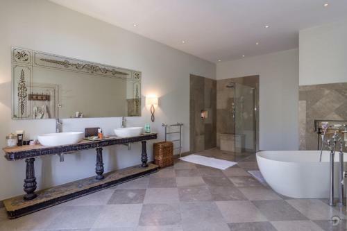 Larroque-sur-l'osse Villa Sleeps 8 With Pool