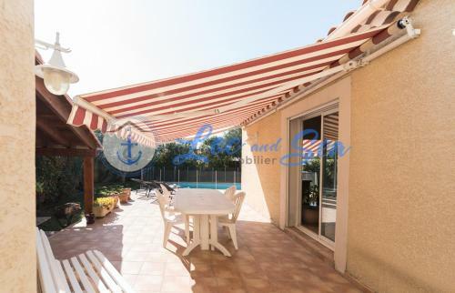 Maison Flamants Roses Avec Piscine