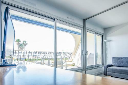 Charming Apartment On The Port