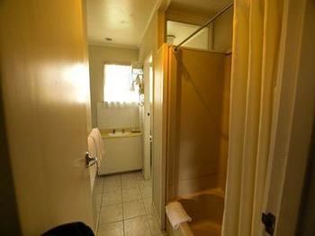 Motel Alpers Lodge & Conference Centre