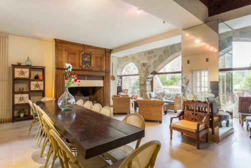 Limousis Chateau Sleeps 12 Pool Wifi