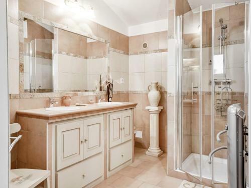 Graceful Cottage In Malauc�ne With Private Swimming Pool