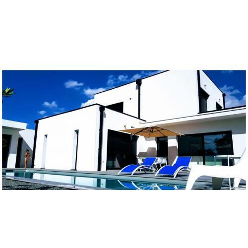 Villa B.