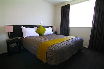 Airport Palms Motel