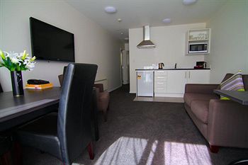 Airport Palms Motel