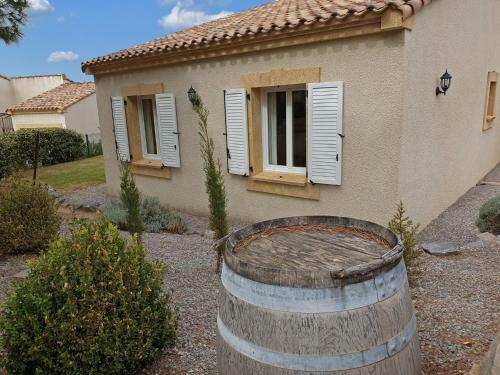 Comfortable Villa With Jacuzzi In Montburn-des-corbieres