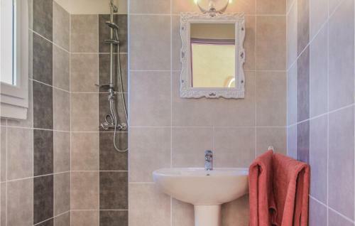 Five-bedroom Holiday Home In Montelimar