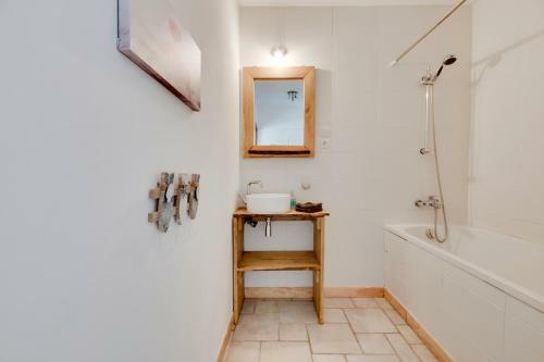 Montpon-menesterol Villa Sleeps 26 Pool Air Con