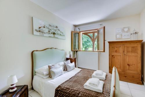 Montpon-menesterol Villa Sleeps 26 Pool Air Con