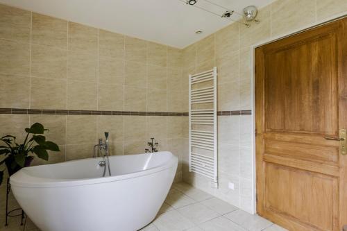Montpon-menesterol Villa Sleeps 26 Pool Air Con