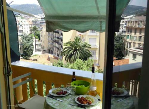 Aah! ?holiday On Nice? Apart