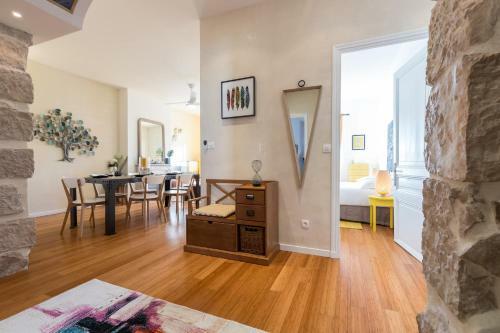 Apache - Spacious Apartment With Balcony