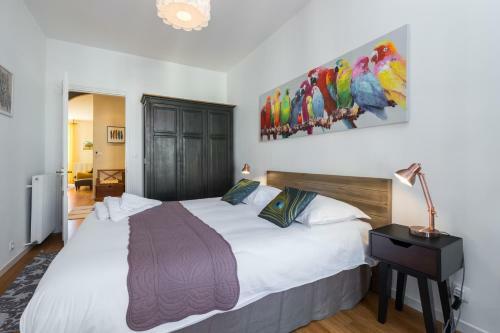 Apache - Spacious Apartment With Balcony