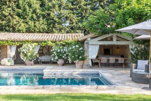 Oppede Villa Sleeps 11 With Pool