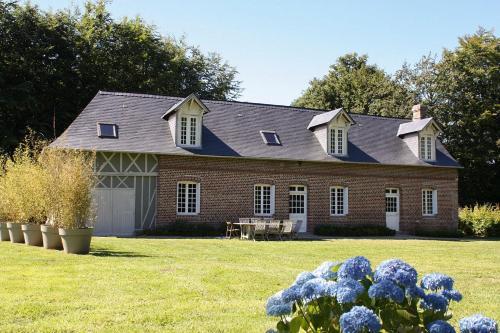 Paluel Chateau Sleeps 21 With Pool And Wifi