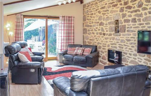 Four-bedroom Holiday Home In Passais-la-conception