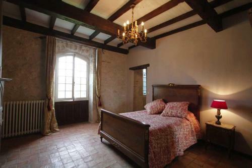 Saint-sylvestre-sur-lot Chateau Sleeps 20 Pool