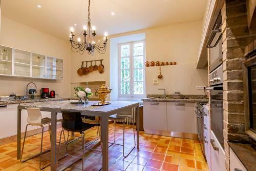 Plaigne Chateau Sleeps 28 Pool Wifi