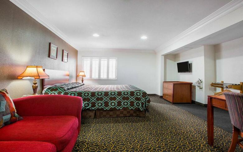 Hotel Anaheim Rodeway Inn & Suites