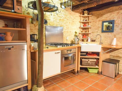 Peaceful Villa In Puy-l'eveque With Garden