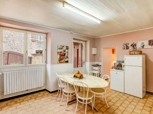 Spacious Holiday Home In Saint-martin Le Redon With Garden