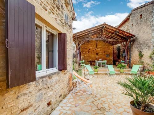 Spacious Holiday Home In Saint-martin Le Redon With Garden
