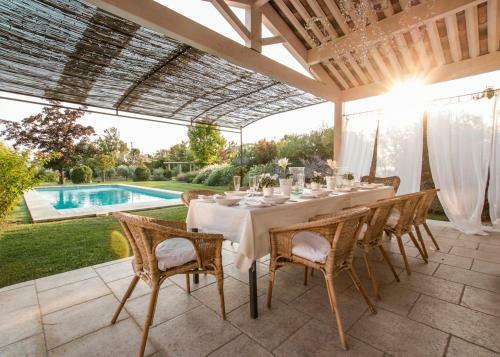 Saint-saturnin-les-apt Villa Sleeps 14 Pool Air Con