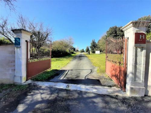 Pleasant Holiday Home In Saint-savinien With Pool