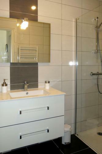 Holiday Home Les Embruns - Rhu100