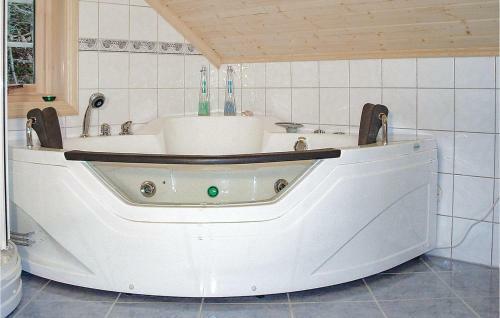 Holiday Home Hatlestrand Hatlestrandsvegen II