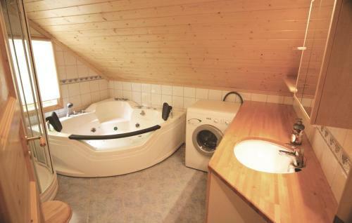 Holiday Home Hatlestrand Hatlestrandsvegen II