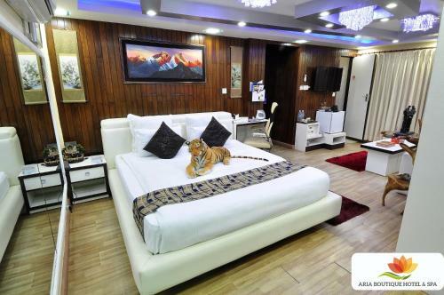 Royal Penguin Boutique Hotel