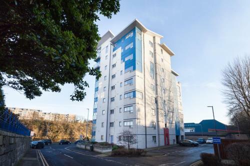 Executive Riverside 3 Bed Apartment