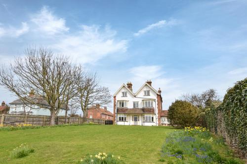 Aldeburgh Villa Sleeps 14 With Wifi
