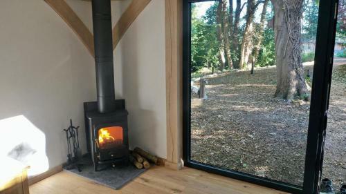 Alfriston Woodland Cabins - Badgers Rest Dogs