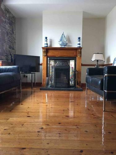Lovely Apartment Overlooking The Harbour & Bay