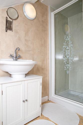 Sandgate 2-bed Apartment In Ayr Central Location