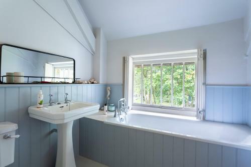 Beaulieu Villa Sleeps 12 With Wifi