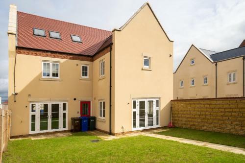 Impeccable 5-bed House In Bicester