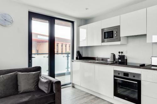 Stylish 2 Bed 2 Bath Apartment In Birmingham