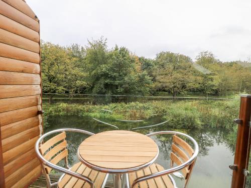 15 Waterside Lodges